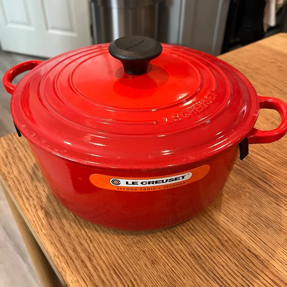 NEW LE CREUSET 5.5 QT Signature Round Dutch Oven Cast Iron Casserole Red